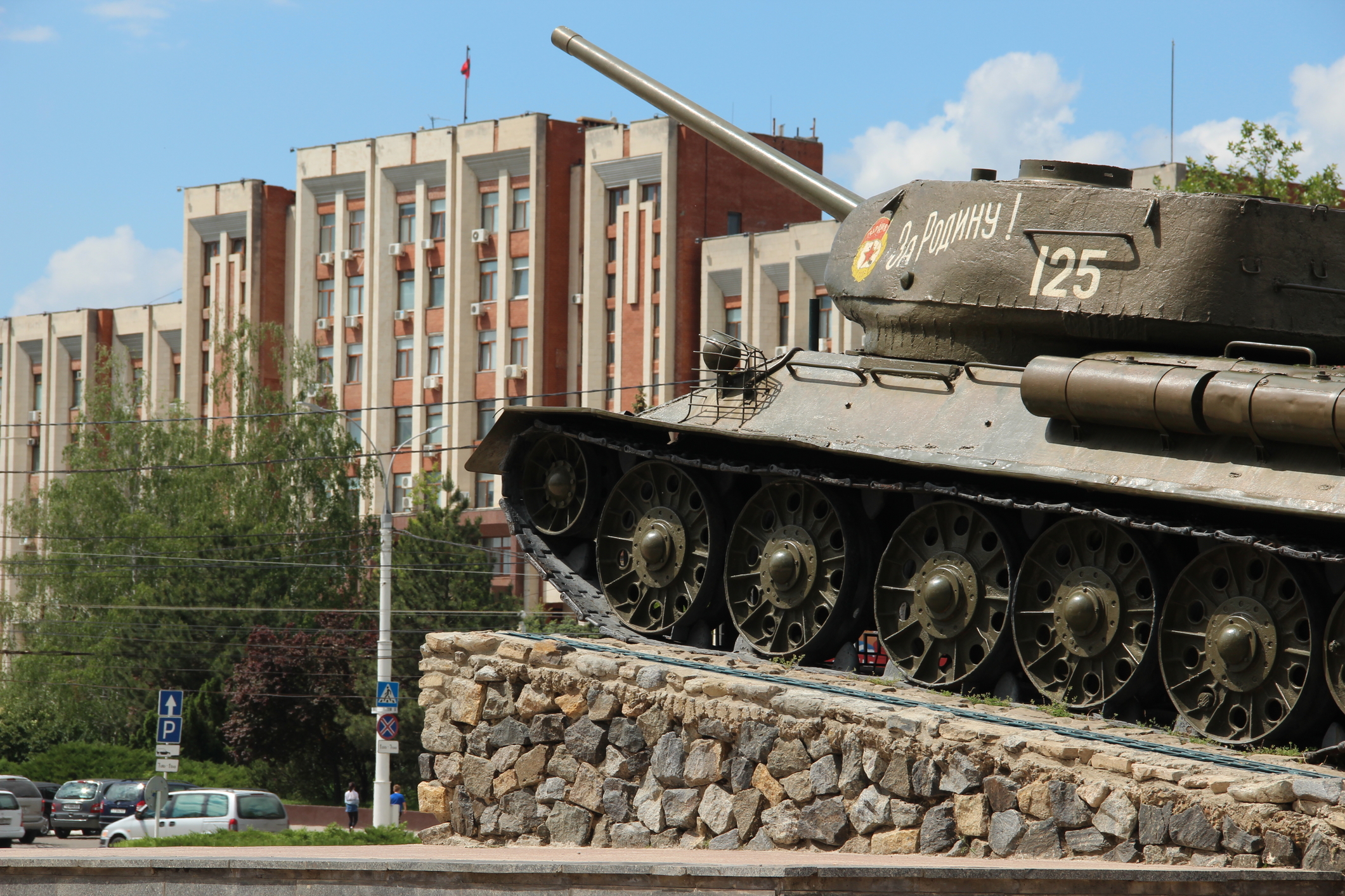 Parlamentul de la Tiraspol e străjuit de un tanc