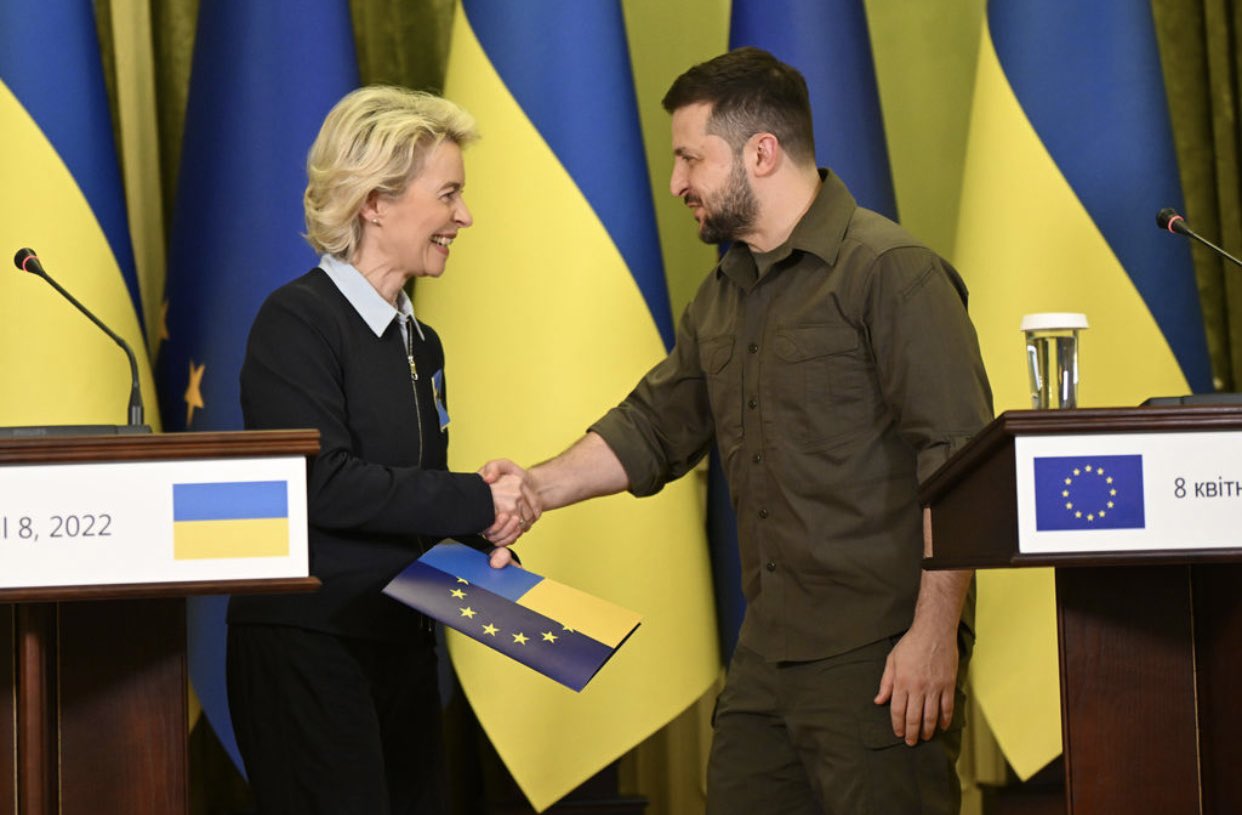 Ursula von der Leyen, președinta Comisiei Europene și Volodimir Zelenski, președintele Ucrainei,