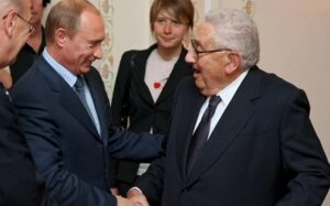 Vladimir Putin si Henry Kissinger