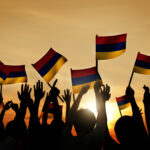 Steagul Armeniei ținut de armeni