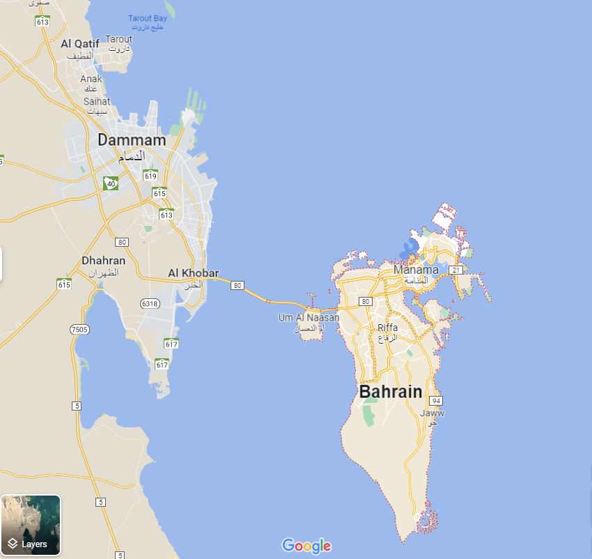 Bahrain se află la câțiva kilometri de portul Dammam și Arabia Saudită, iar inginerul Holmes credea că resursele de petrol se vor găsi și pe continent, nu doar pe insulă; captură Google Maps