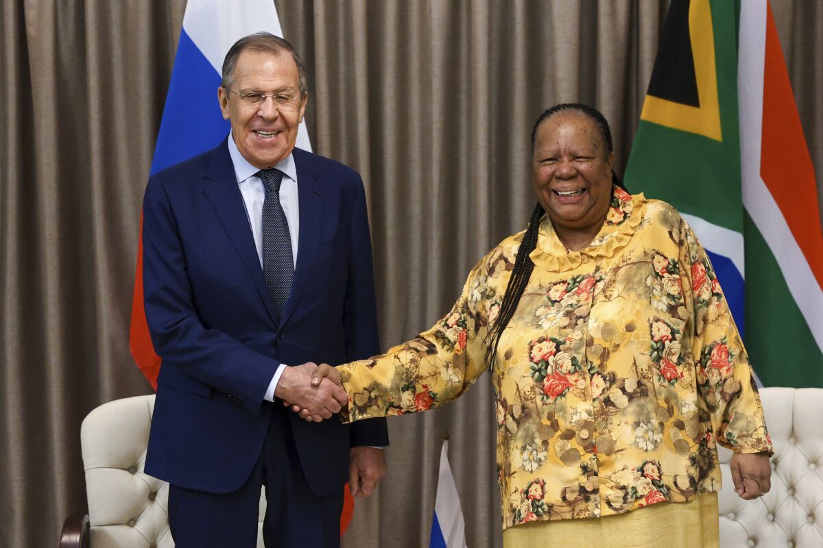 Ministrul rus de Externe, Serghei Lavrov, și ministrul pentru Relații Internaționale, Naledi Pandor