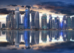 Doha city skyline centrul orașului pe timp de noapte, Qatar, Sursa foto dreamstime.com