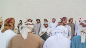 Bărbați interpretând Yowla, un dans tradițional din patrimoniul Emiratelor Arabe Unite