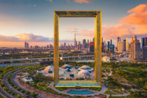 Vedere aeriană a cadrului Dubai, linia orizontului din centrul orașului, Emiratele Arabe Unite sau EAU. Districtul financiar și zona de afaceri în urbanul inteligent Sursa foto dreamstime.com