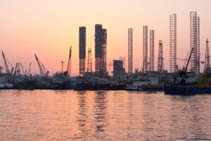 Platforme petroliere la apus, Sharjah, Emiratele Arabe Unite Sursa foto dreamstime.com