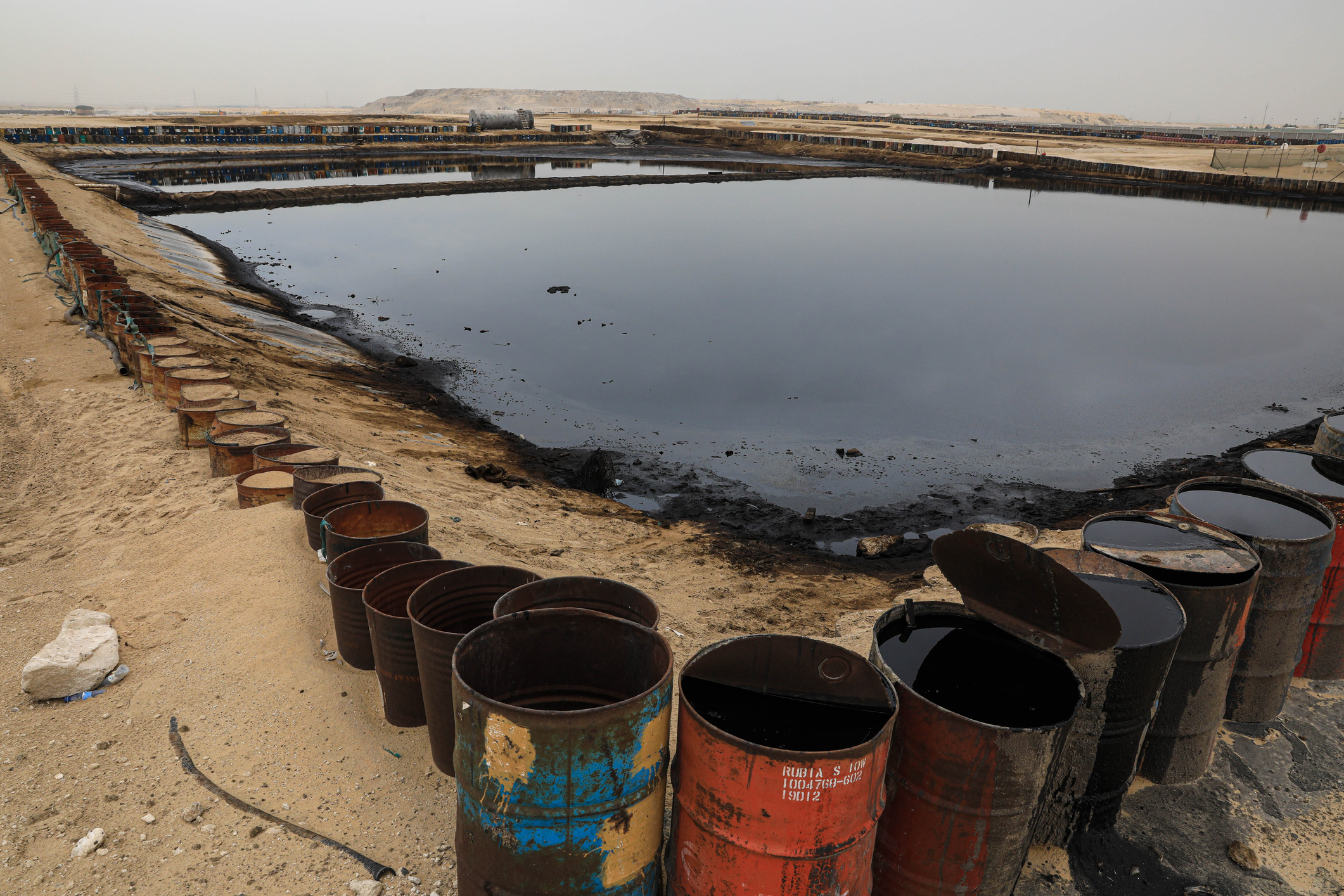Lac de evaporare a unui depozit de petrol de lângă Riad, capitala Arabiei Saudite, sursă foto dreamstime