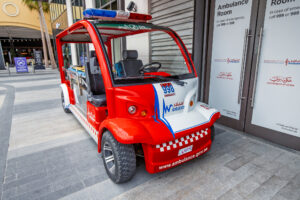 Mașină de ambulanță pentru îngrijiri medicale pe aleile pietonale, pe plaje și în alte locuri inaccesibile celor mari Sursa foto dreamstime.com
