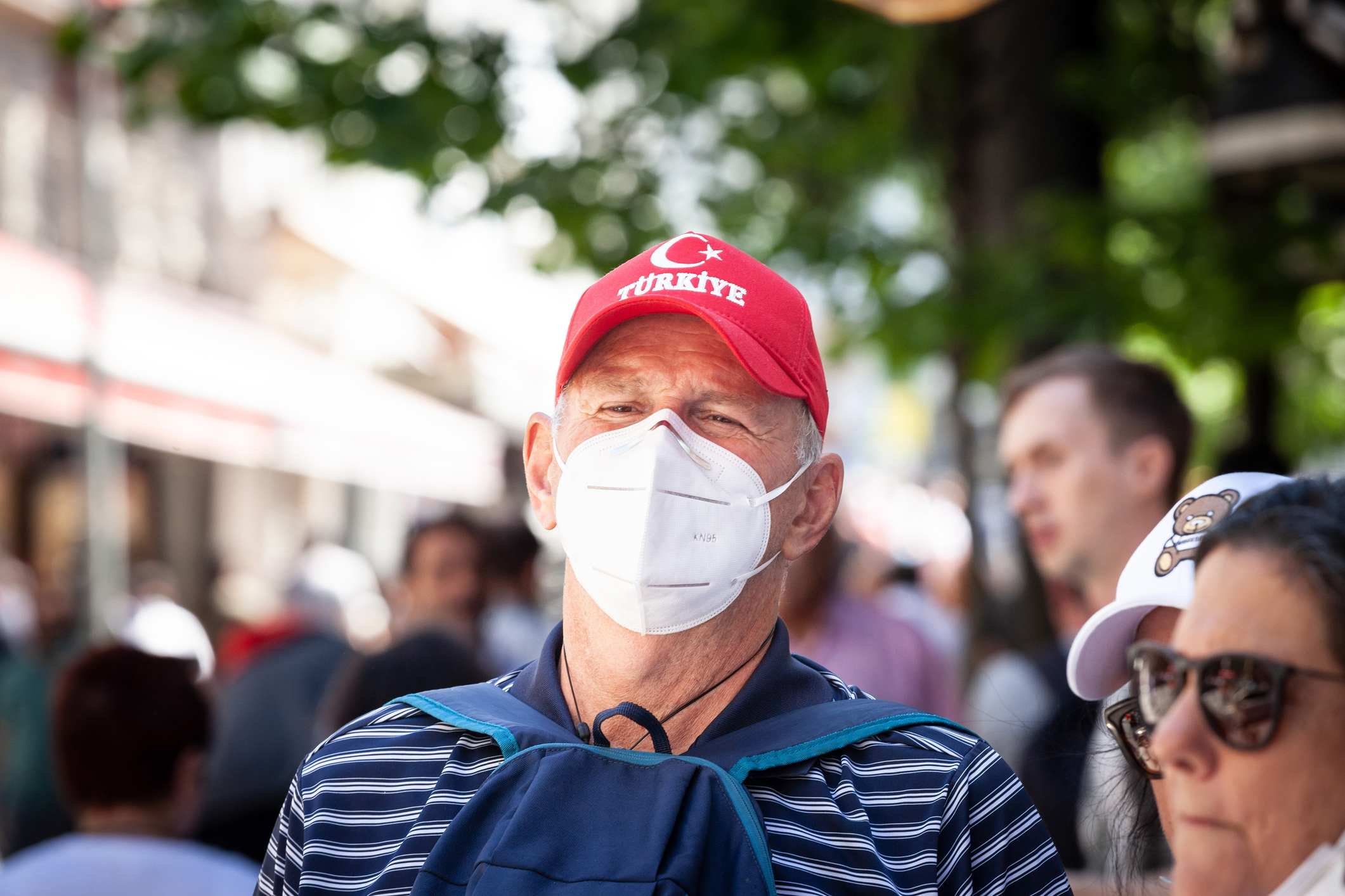 ISTANBUL, TURCIA - 21 MAI 2022: Imagine a unui bătrân purtând o mască chirurgicală în centrul Istanbulului, în Turcia, în timpul pandemiei Covid 19 (susră foto: dreamstime)