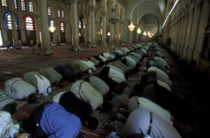 Musulmani rugându-se în moschee, Siria Sursa foto: dreamstime.com