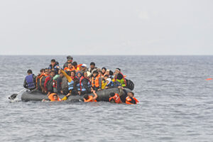 Refugiați sirieni în barcă pe mare Lesvos Grecia, Sursa foto:dreamstime.com