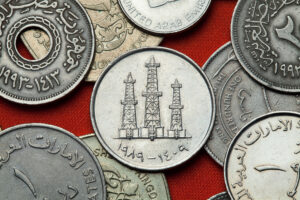 Monede din Emiratele Arabe Unite cu platforme petroliere,Sursa foto: dreamstime.com