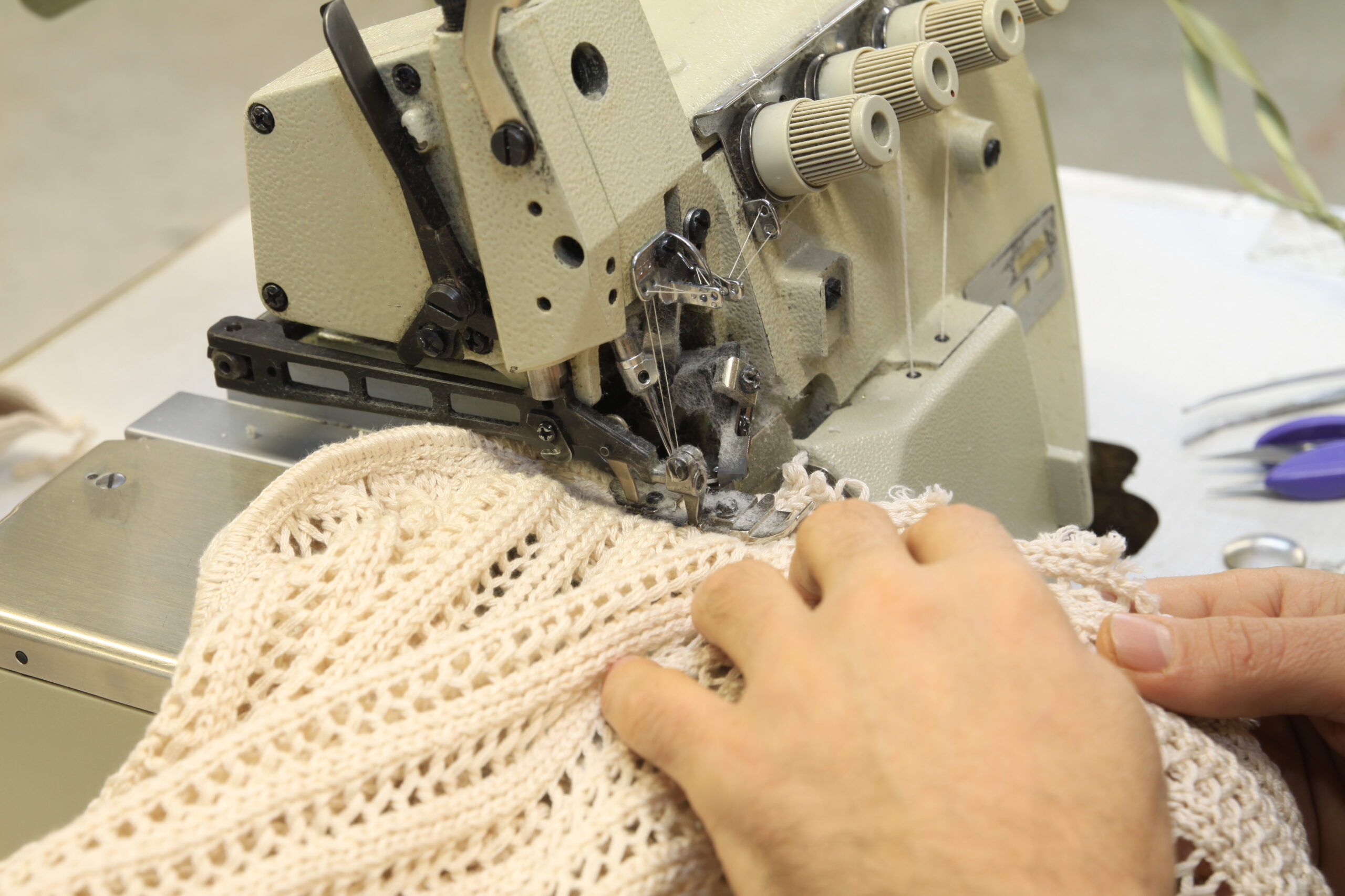 Mașină textilă automatizată și în atelier, Turcia (dreamstime)