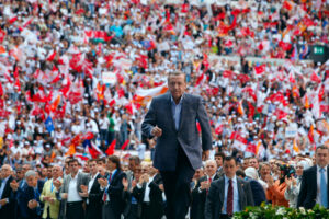 Istanbul, Turcia - 27 mai 2012: Cel de-al patrulea congres ordinar al partidului de guvernământ AK a avut loc la 27 mai 2012 la Istanbul, Turcia. Liderul partidului AK și prim-ministru Recep Tayyip Erdogan salută membrii partidului. (dreamstime)