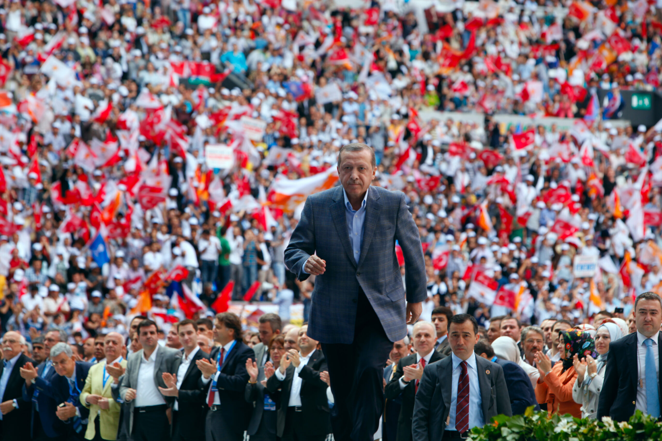 Istanbul, Turcia - 27 mai 2012: Cel de-al patrulea congres ordinar al partidului de guvernământ AK a avut loc la 27 mai 2012 la Istanbul, Turcia. Liderul partidului AK și prim-ministru Recep Tayyip Erdogan salută membrii partidului. (dreamstime)