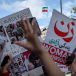Cetățenii iranieni care trăiesc în Turcia au protestat față de uciderea lui Mahsa Jina Amini și față de guvernul iranian în fața Consulatului General al Iranului din Istanbul, Turcia, la 4 octombrie 2022. Protestele continuă în Iran pentru Mahsa Jina Amini, în vârstă de 22 de ani, care a fost ucisă după ce a fost reținută pentru că nu s-a îmbrăcat corespunzător pentru Statul Islamic. Femeile iraniene, care s-au adunat în fața Consulatului Iranian (dreamstime)