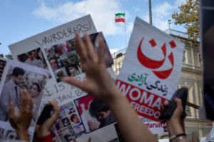 Cetățenii iranieni care trăiesc în Turcia au protestat față de uciderea lui Mahsa Jina Amini și față de guvernul iranian în fața Consulatului General al Iranului din Istanbul, Turcia, la 4 octombrie 2022. Protestele continuă în Iran pentru Mahsa Jina Amini, în vârstă de 22 de ani, care a fost ucisă după ce a fost reținută pentru că nu s-a îmbrăcat corespunzător pentru Statul Islamic. Femeile iraniene, care s-au adunat în fața Consulatului Iranian (dreamstime)