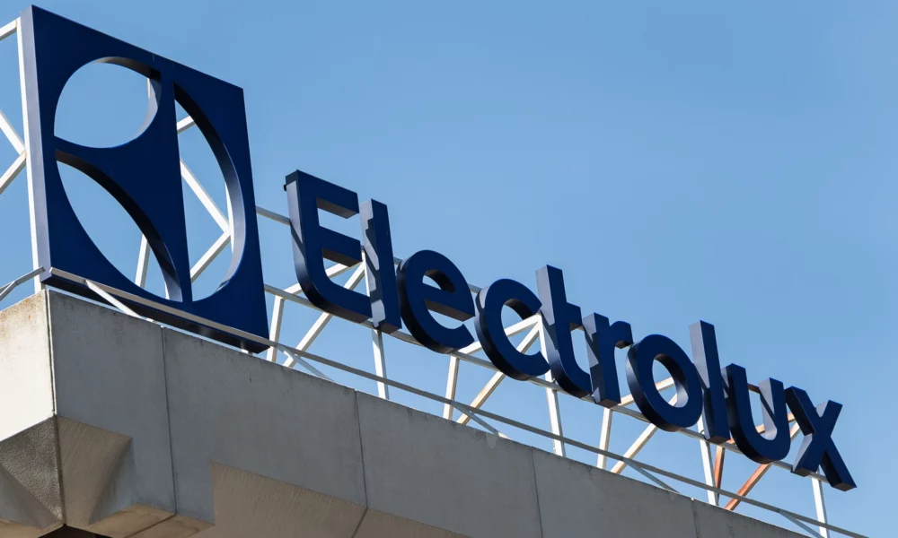 Vești proaste pentru acești români! Cel mai mare producător de electrocasnice din Europa a anunțat restructurări masive