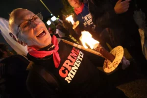 Protestatari participă la un miting împotriva noului guvern de dreapta dură al premierului Benjamin Netanyahu în orașul de coastă Tel Aviv. [Jack Guez/AFP]