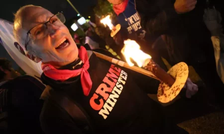 Protestatari participă la un miting împotriva noului guvern de dreapta dură al premierului Benjamin Netanyahu în orașul de coastă Tel Aviv. [Jack Guez/AFP]