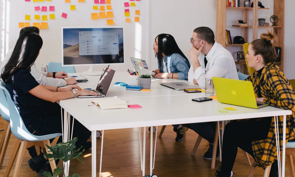 Transformarea digitală continuă și în 2023. Două tipuri de produse software care vor avea un impact pozitiv în activitatea companiilor medii și mari