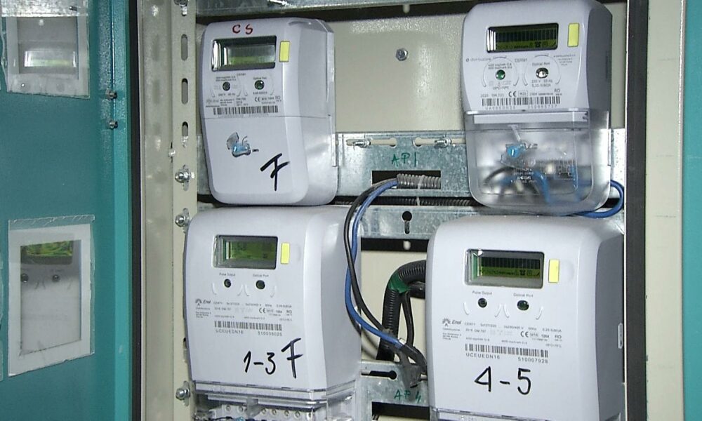 Abonații casnici acuză contoarele inteligente că le ”umflă” consumul! Facturile energiei electrice au crescut considerabil.