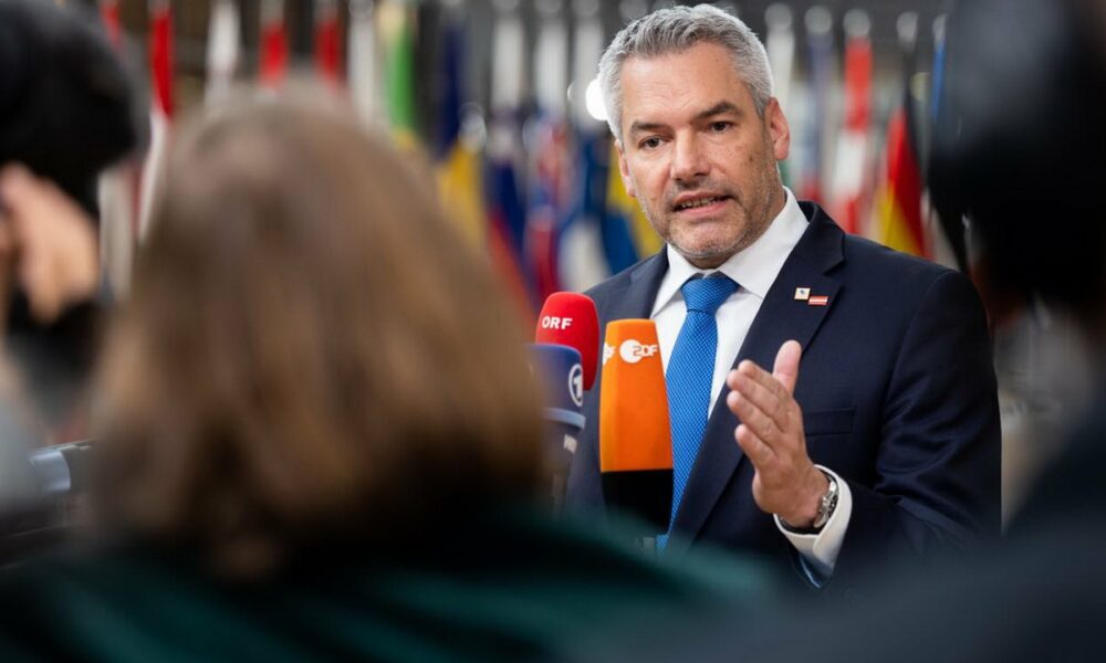 Alegeri în Austria. Cancelarul Karl Nehammer, care a blocat aderarea României la Schengen, riscă să piardă majoritatea absolută