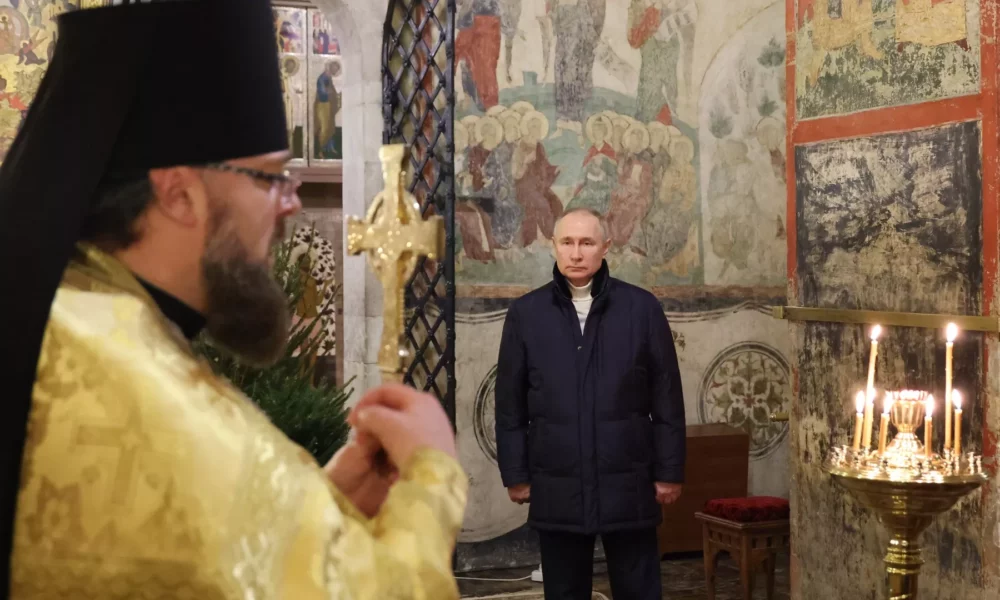 Video! Vladimir Putin, tot mai singur. Președintele rus a participat singur la slujba de Crăciun