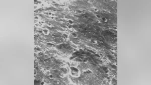 În cea de-a șasea zi a misiunii Artemis I, camera optică de navigație a lui Orion a surprins imagini alb-negru ale craterelor de pe Luna de dedesubt. (NASA Johnson) Sursa foto Fox News