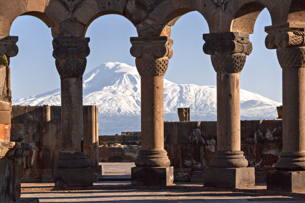 Priveliște din ruinele armene către muntele Ararat