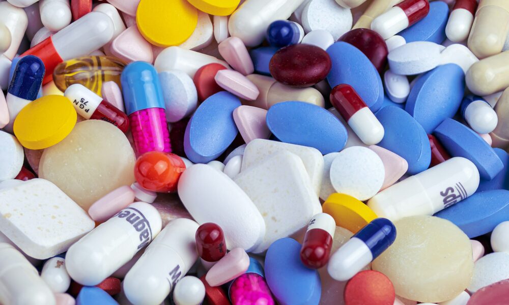 Se majorează plafonul de venituri până la care pensionarii pot beneficia de compensarea cu 90% a medicamentelor