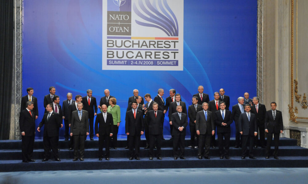 Retrospectivă! Anul 2008: Întâlnire istorică NATO la București. Debutează criza economică