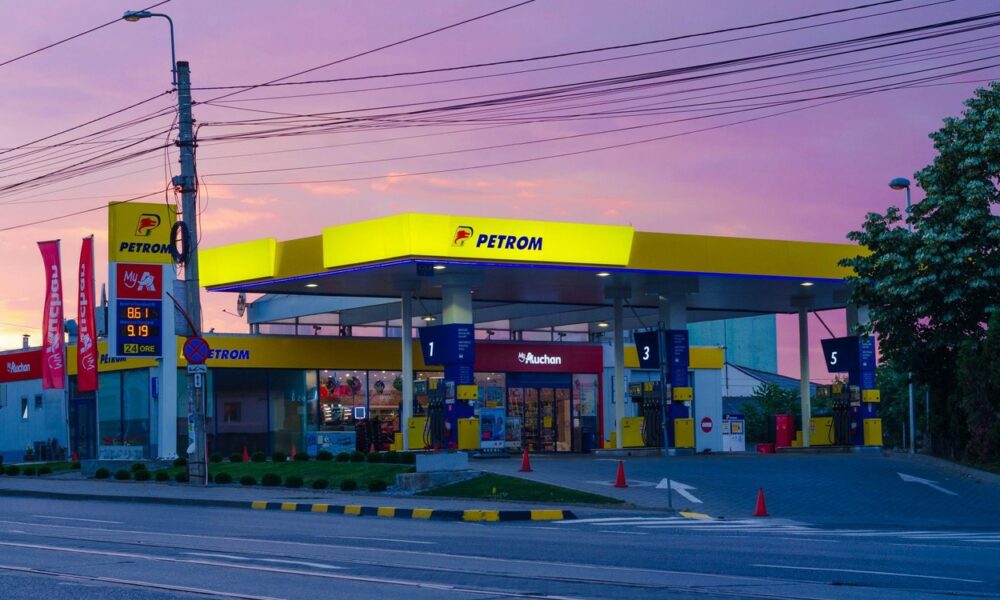 Carburanții s-au scumpit din nou! Cât costă acum benzina și motorina
