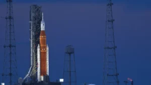 Racheta Space Launch System (SLS) a NASA cu nava spațială Orion se află pe rampa de lansare 39B, în timp ce se fac ultimele pregătiri pentru misiunea Artemis I, la Centrul Spațial Kennedy, pe 15 noiembrie 2022. (Paul Hennessy/Anadolu Agency via Getty Images)