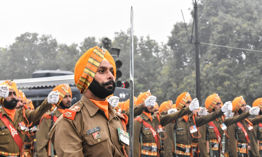 Armata indiană readuce în discuție ca indienii sikh să renunțe la turbane. Se pune problema ca soldații să folosească caschete speciale