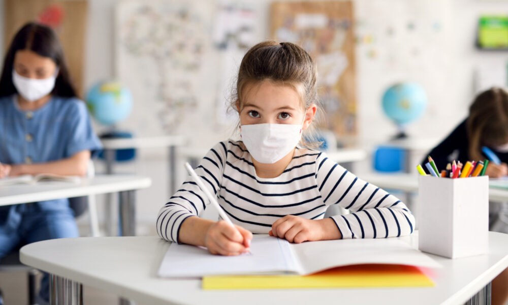Elevii vor intra la clase după ce au trecut prin triaj și purtând măști. Cazurile de gripă au readus măsurile practicate în pandemie