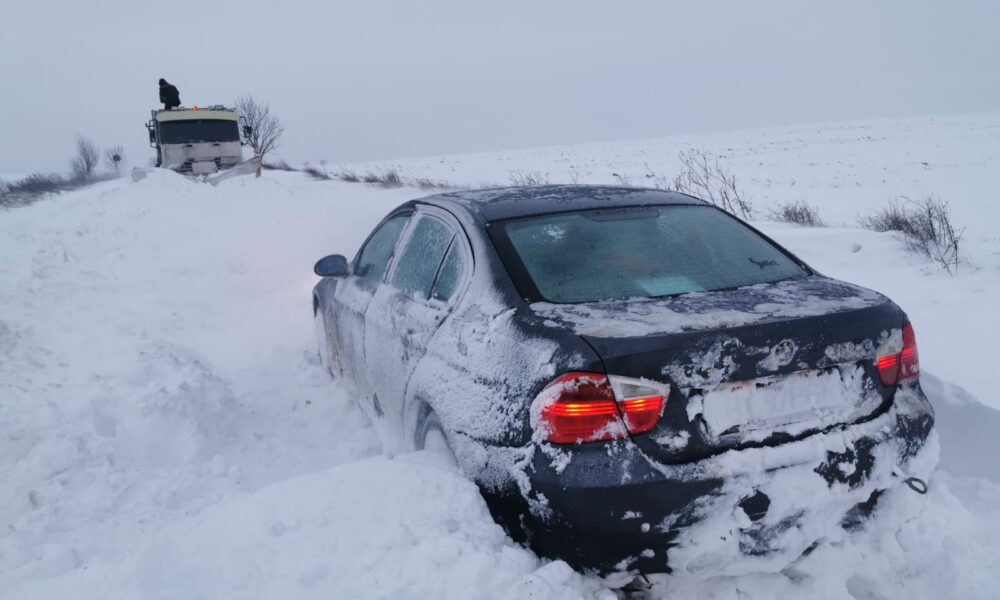 Fenomenele extreme dau mari bătăi de cap autorităților! Mai multe drumuri au fost închise din cauza viscolului
