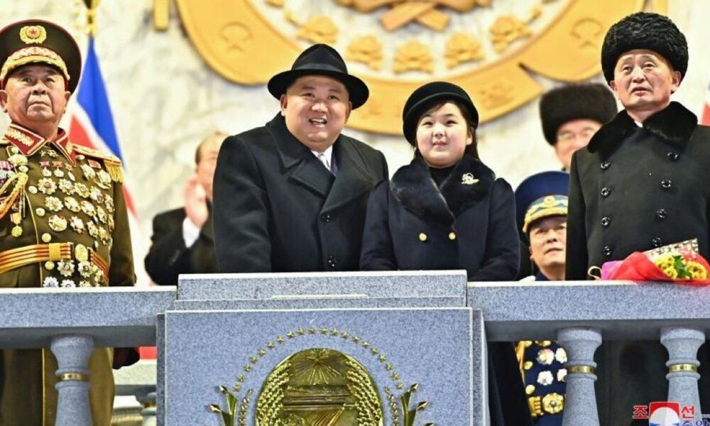 Spectacol nuclear în Coreea de Nord, defilare militară în toiul nopții! Kim Jong-un, alături de fiica sa pe podium