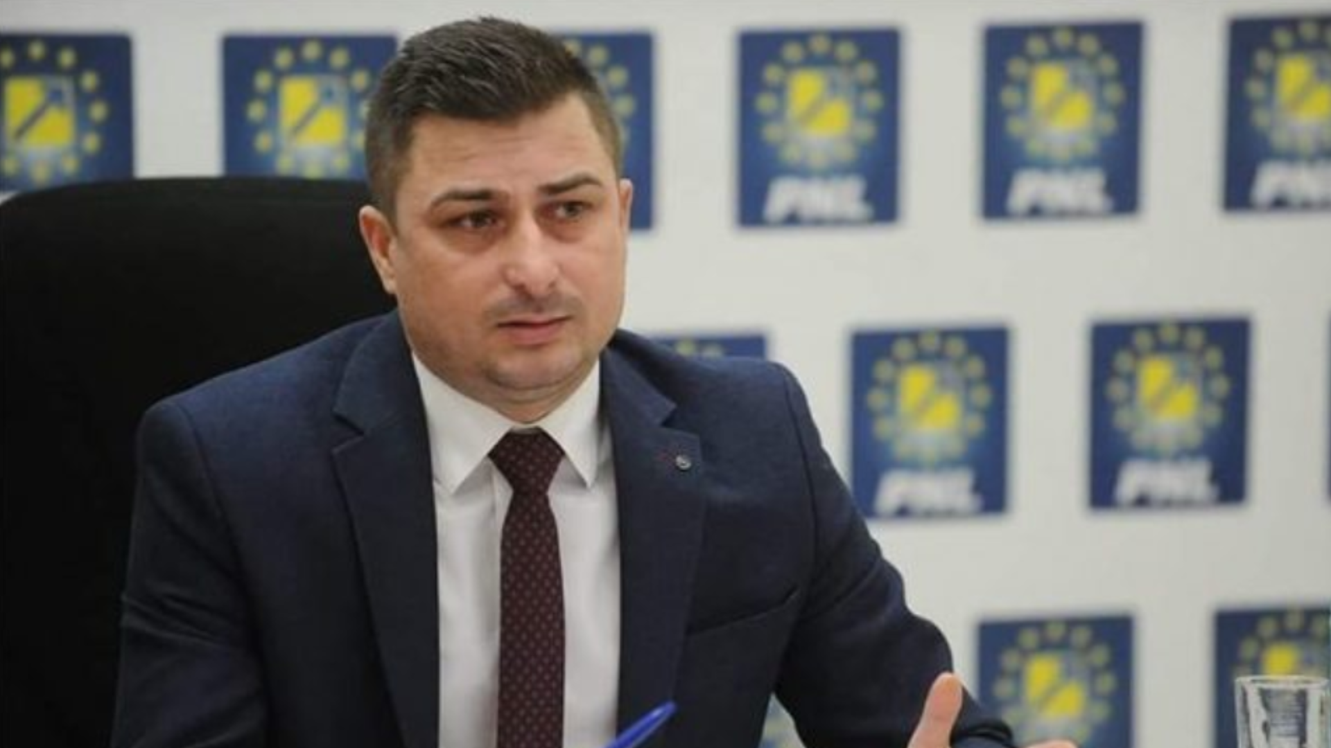 Minuni politice! Un primar șia concesionat două terenuri de 100 mp în
