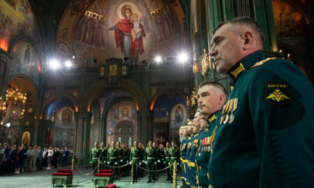 Ofițeri în Catedrala principală a forțelor armate ruse. Sursa foto The Moscow Times