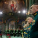 Ofițeri în Catedrala principală a forțelor armate ruse. Sursa foto The Moscow Times