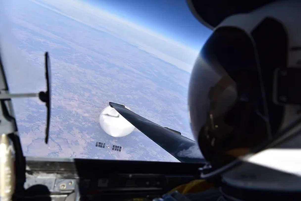 Un pilot U-2 al Forțelor Aeriene ale SUA privește un balon de supraveghere suspectat a fi chinezesc în timp ce plutește deasupra Statelor Unite la începutul acestei luni. Sursă foto Huff Post