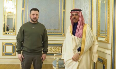 Președintele Ucrainei, Volodimir Zelenski, și Prințul Faisal bin Farhan Al Saud