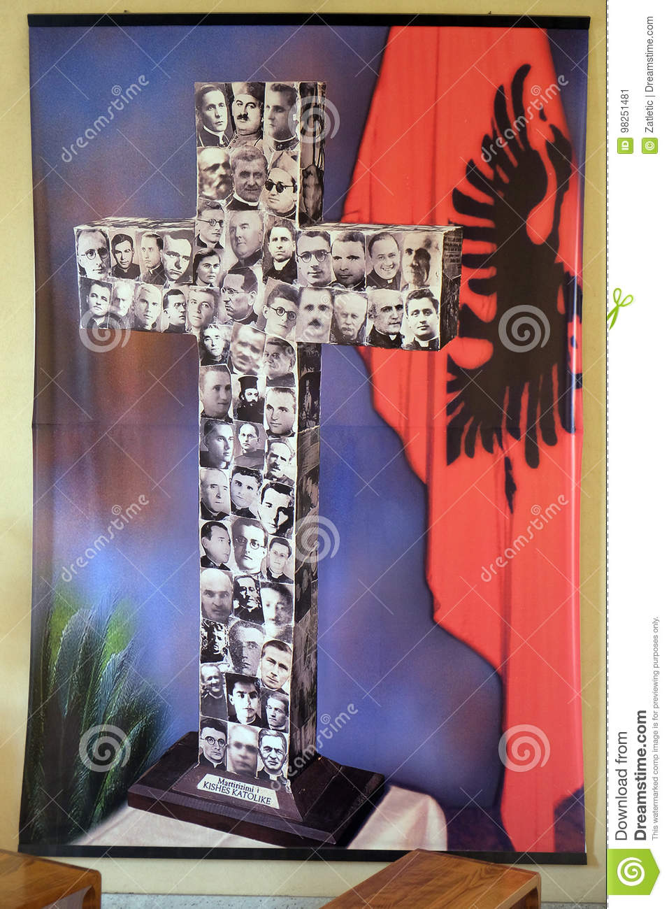 Cruce cu imagini cu preoți uciși în timpul regimului comunist din Albania, Catedrala Sfântul Pavel din Tirana; foto: dreamstime.com