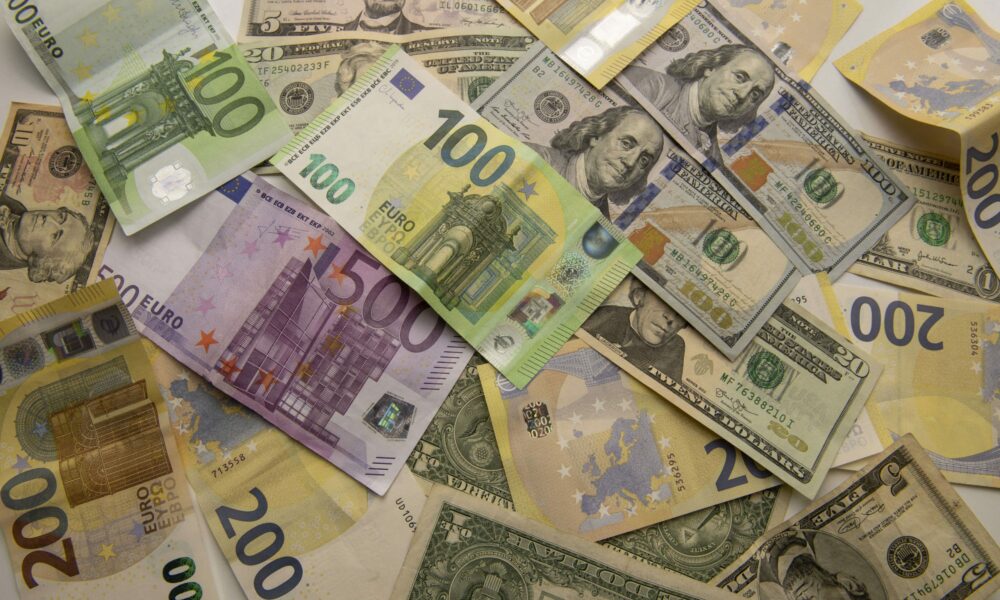 Curs valutar vineri, 3 februarie 2023! Leul crește în fața euro, dar scade în fața dolarului american