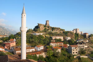 sursă foto: dreamstime.com; Vedere de la minaretul satului Kruja, Turnul cu Ceas și Muzeul Național din Castelul Skanderbeg