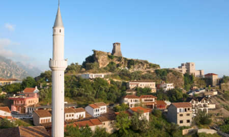sursă foto: dreamstime.com; Vedere de la minaretul satului Kruja, Turnul cu Ceas și Muzeul Național din Castelul Skanderbeg