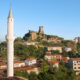 sursă foto: dreamstime.com; Vedere de la minaretul satului Kruja, Turnul cu Ceas și Muzeul Național din Castelul Skanderbeg