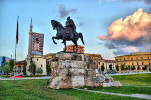 sursă foto: dreamstime.com; Piața Scanderbeg din Tirana, Albania