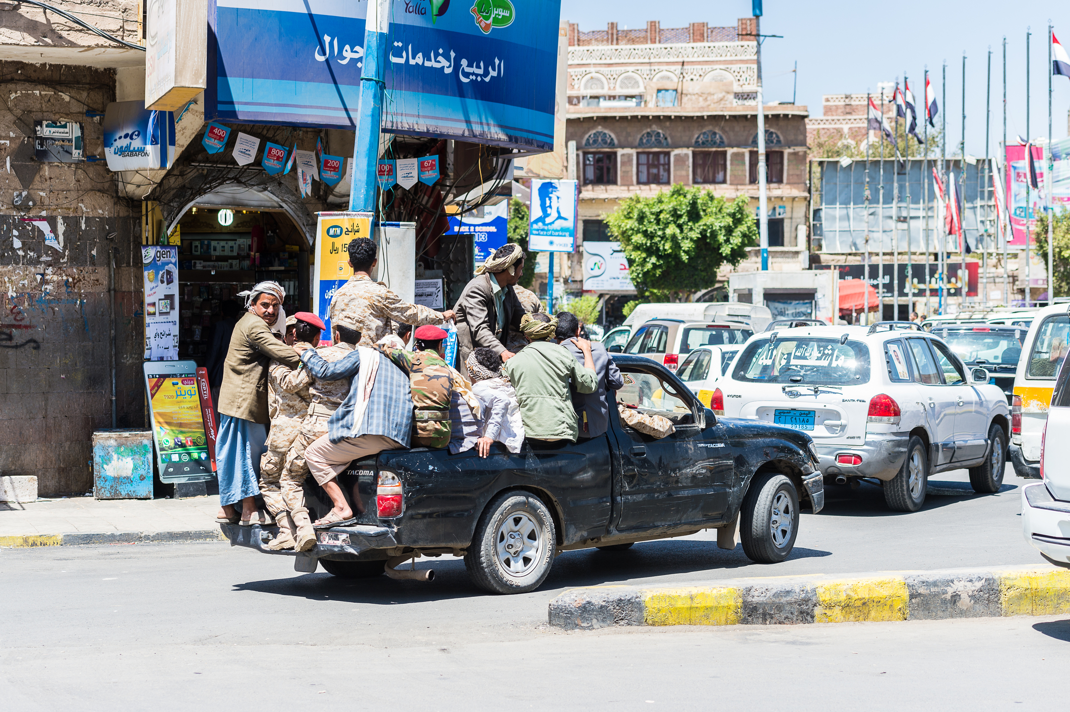 Yemeniții ce se deplasează prin oraș cu un jeep. Oamenii din Yemen suferă de sărăcie din cauza situației politice instabile și a contextului economic precar (sursă foto: dreamstime)